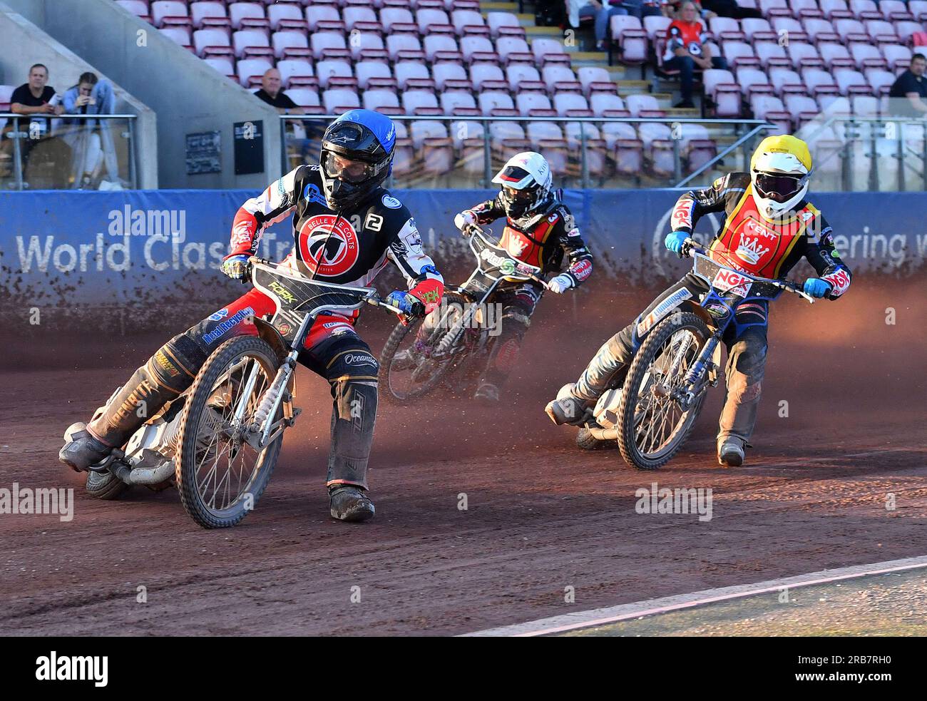 Matt Marson di Belle Vue "Cool Running" Colts tussles with Connor King of Kent "Iwade Garage" Royals e Tom Woolley (capitano) dei Kent "Iwade Garage" Royals durante la partita della National Development League tra Belle Vue Aces e Kent Royals al National Speedway Stadium di Manchester venerdì 7 luglio 2023. (Foto: MI News) crediti: MI News & Sport /Alamy Live News Foto Stock