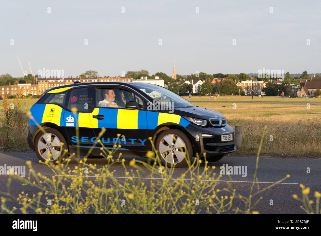 Auto BMW verniciata con logo DI SICUREZZA viaggia sulla A2 Londra Greenwich Regno Unito Foto Stock