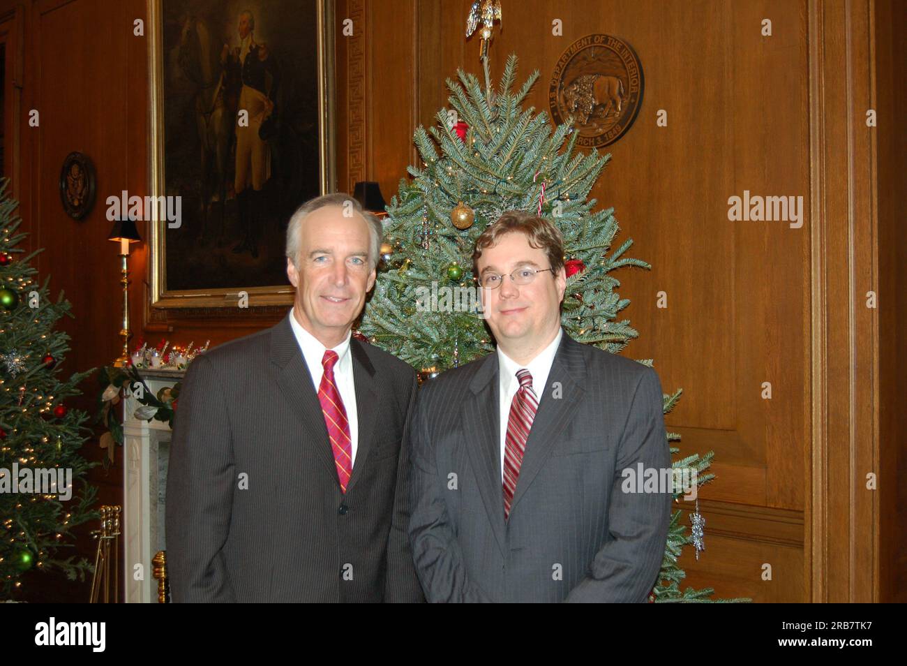 Segretario Dirk Kempthorne con Joshua Mauthe, Assistente speciale del Segretario, all'interno principale Foto Stock