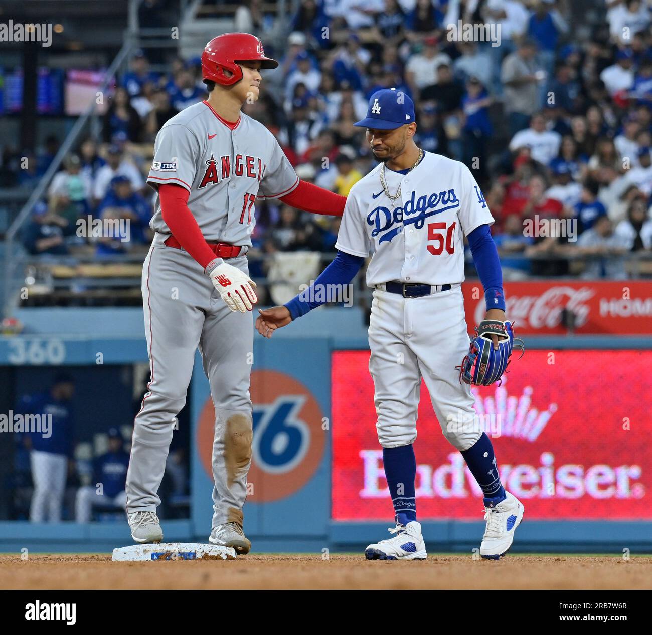 Los Angeles, Stati Uniti. 7 luglio 2023. Los Angeles Angels Shohei Ohtani (L) e Mookie Betts condividono un momento in attesa di una recensione di una prima chiamata di base durante il quarto inning al Dodger Stadium di Los Angeles venerdì 7 luglio 2023. Foto di Jim Ruymen/UPI credito: UPI/Alamy Live News Foto Stock