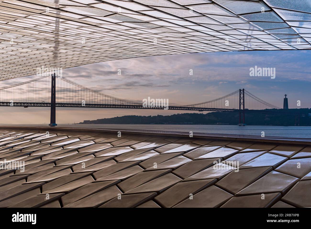 Vista dal museo d'arte, architettura e tecnologia del ponte de Abril 25 a Lisbona. Foto Stock