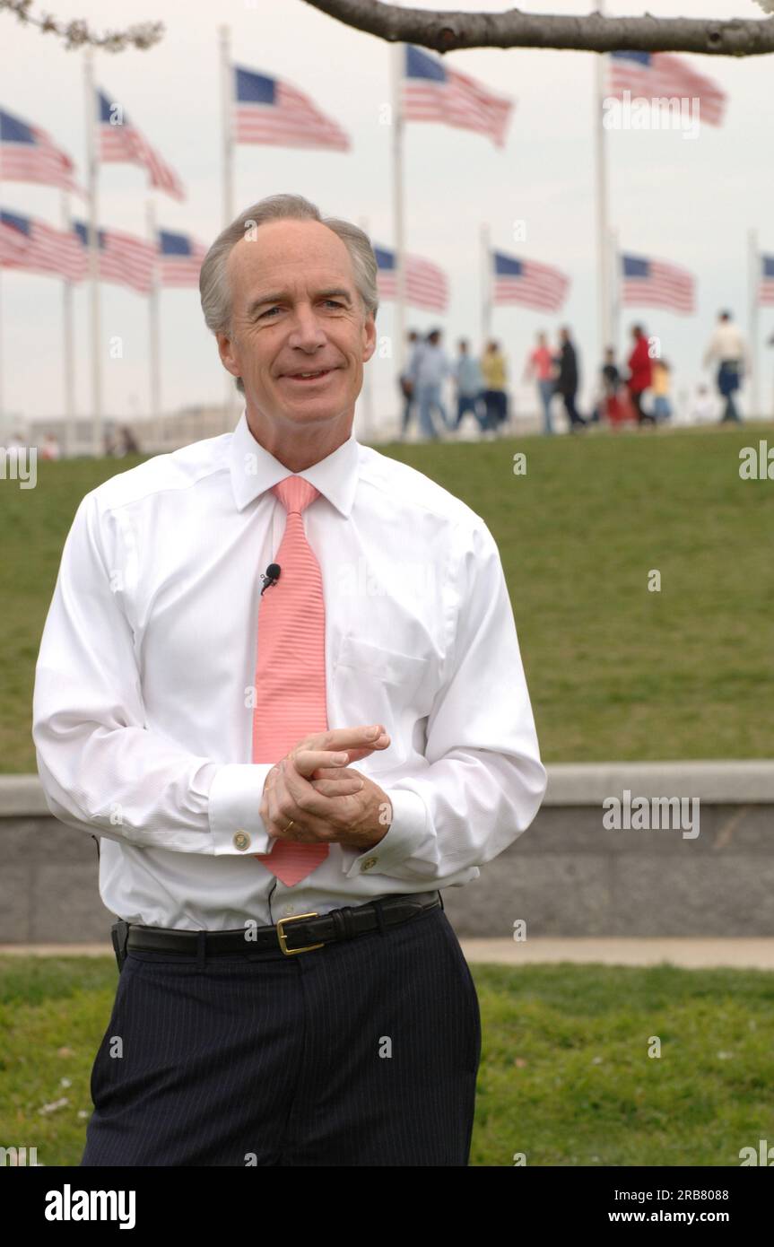 Visita del segretario Dirk Kempthorne a Washington, D.C.'s Tidal Basin e nell'area circostante, dove si è Unito al direttore del National Park Service Mary Bomar, al National Mall and Memorial Parks Superintendent Peggy o'Dell e al National Cherry Blossom Festival, Inc La presidente Diana Mayhew ha annunciato una conferenza stampa sui nuovi e migliori servizi per i visitatori del National Mall in tempo per il Cherry Bloossom Festival 2008. Il segretario ha anche parlato con il personale del National Park Service, Stati Uniti Il personale della polizia del parco e i visitatori intorno al Tidal Basin e al National Mall. Foto Stock
