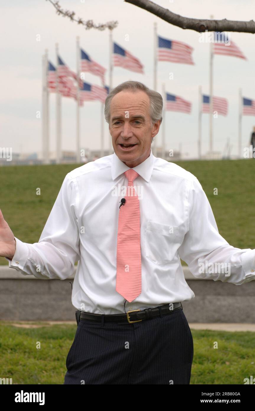 Visita del segretario Dirk Kempthorne a Washington, D.C.'s Tidal Basin e nell'area circostante, dove si è Unito al direttore del National Park Service Mary Bomar, al National Mall and Memorial Parks Superintendent Peggy o'Dell e al National Cherry Blossom Festival, Inc La presidente Diana Mayhew ha annunciato una conferenza stampa sui nuovi e migliori servizi per i visitatori del National Mall in tempo per il Cherry Bloossom Festival 2008. Il segretario ha anche parlato con il personale del National Park Service, Stati Uniti Il personale della polizia del parco e i visitatori intorno al Tidal Basin e al National Mall. Foto Stock