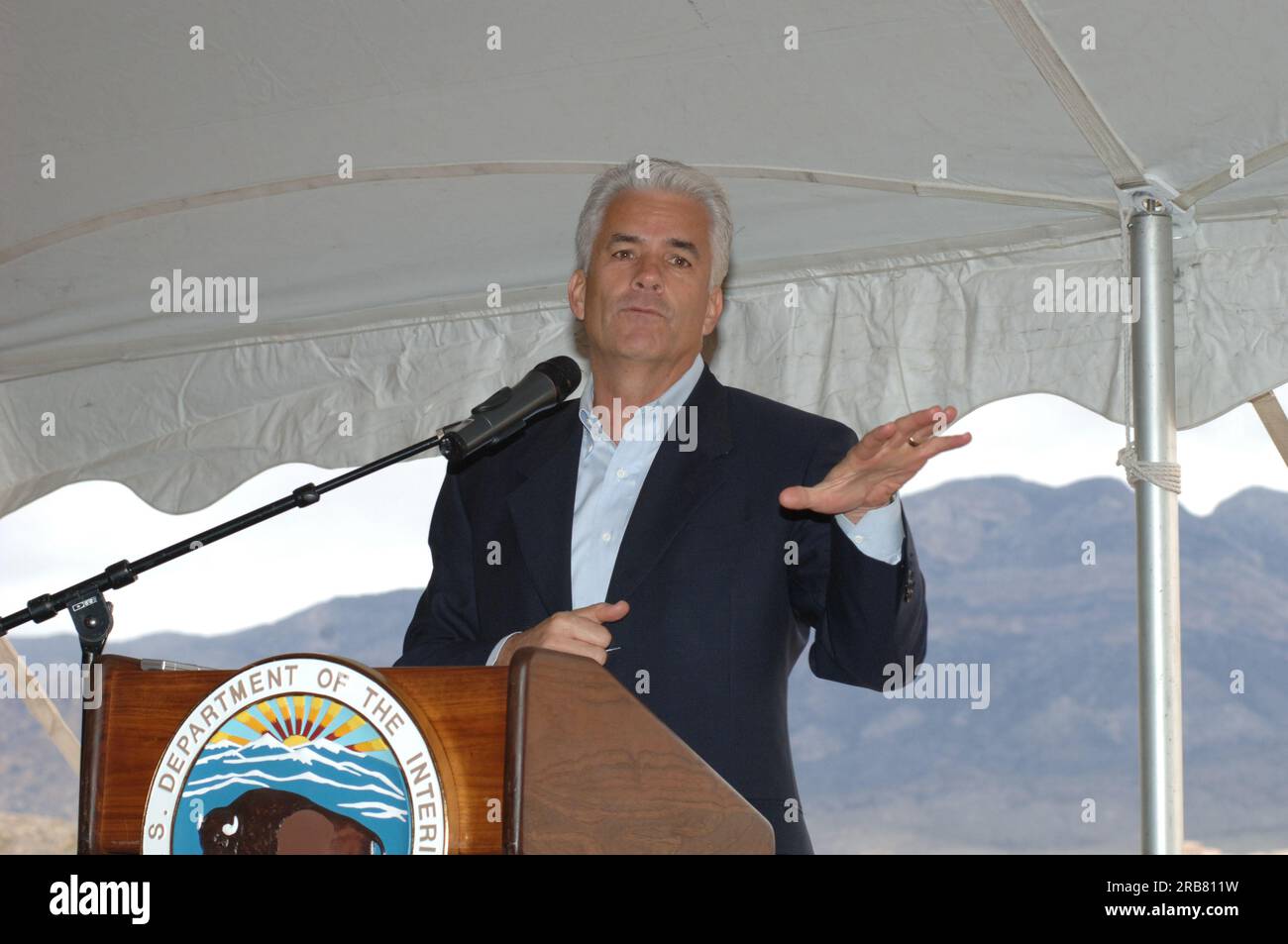 Cerimonia innovativa per un nuovo centro visitatori presso la Red Rock Canyon National Conservation area, Nevada, E l'annuncio di nuovi finanziamenti per 49 progetti nell'ambito del round 8 del Southern Nevada Public Land Management Act, con il segretario Dirk Kempthorne che si unì ai senatori del Nevada Harry Reid e John Ensign, i rappresentanti del Nevada Shelley Berkley e Jon Porter, e altri funzionari federali, statali e della National Landscape Conservation Foundation Foto Stock