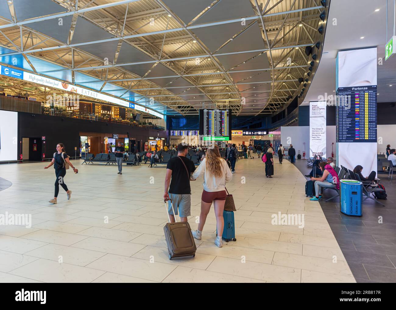 ROMA, ITALIA - 17 GIUGNO 2023: Passeggeri nel nuovo Terminal dell'aeroporto internazionale di Fiumicino. Foto Stock