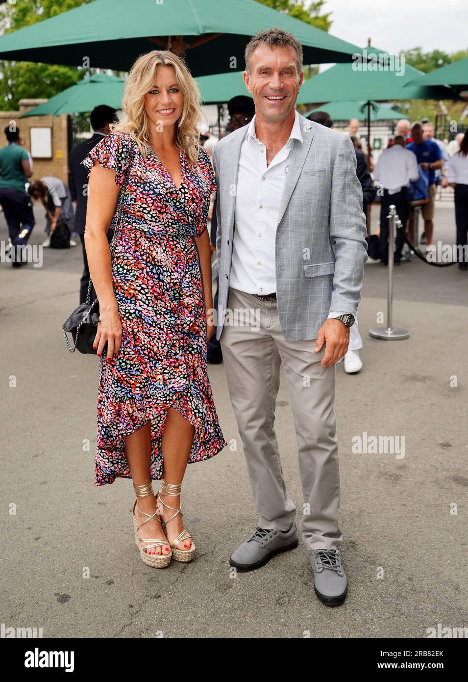 Pat Cash (a destra) arriva il sesto giorno dei campionati di Wimbledon 2023 all'All England Lawn Tennis and Croquet Club di Wimbledon. Data foto: Sabato 8 luglio 2023. Foto Stock