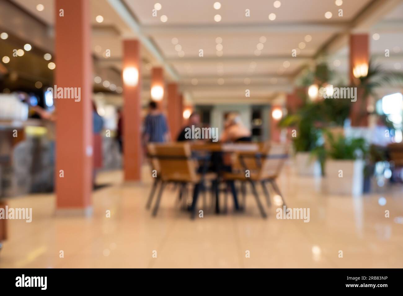 Foto sfocate di un bar dell'hotel dove le persone ordinano bevande e si rilassano. Foto Stock