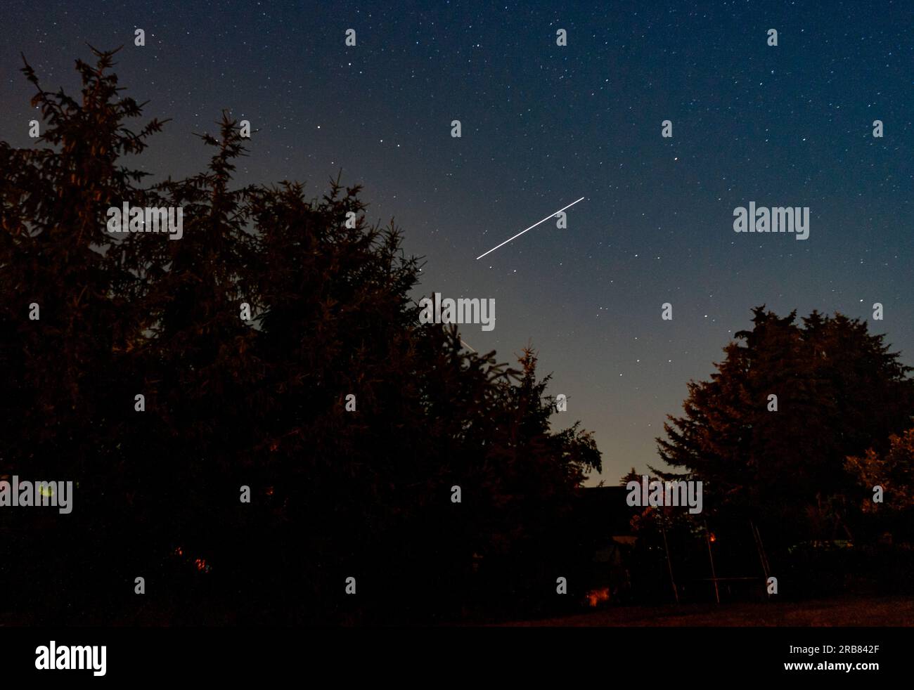time lapse della città notturna con la cometa Foto Stock