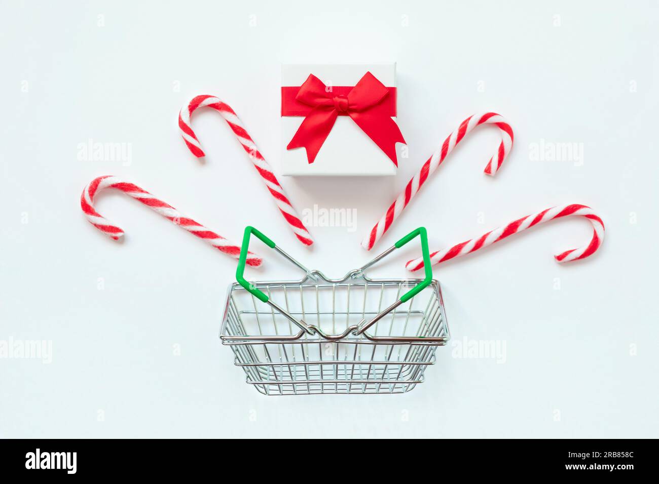 Concetto di shopping online natalizio - carrello completo e confezione regalo. Utilizzo come concetto natalizio di sfondo con spazi di copia per te. Offerte per le vacanze invernali. Foto Stock