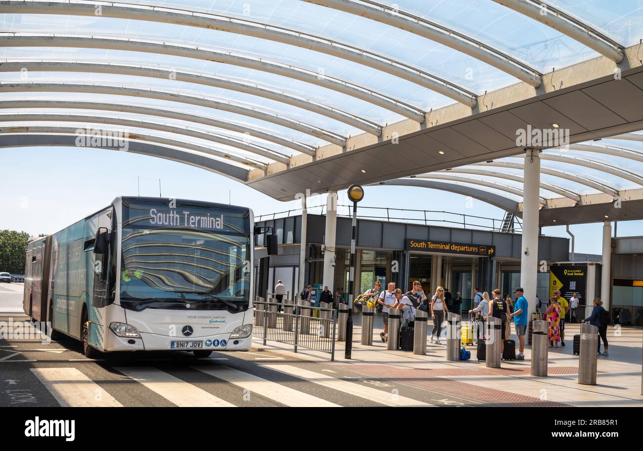 Un autobus che trasporta i passeggeri da e per i parcheggi a lungo termine arriva all'Aeroporto Gatwick di Londra, South Terminal, West Sussex, Regno Unito. Foto Stock