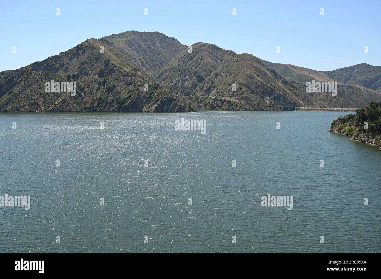 La diga di Santa Felicia presso il lago Piru è situata nella Los Padres National Forest e nei monti Topatopa della contea di Ventura, California. Foto Stock