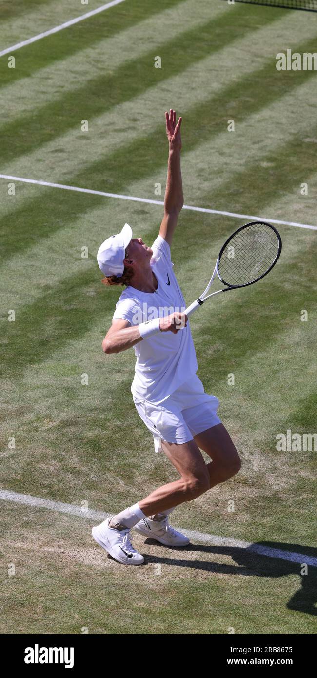 Wimbledon. L'italiano Jannik Sinner durante il suo terzo round contro il francese Quentin Halys. 7 luglio 2023. A Wimbledon. Crediti: Adam Stoltman/Alamy Live News Foto Stock