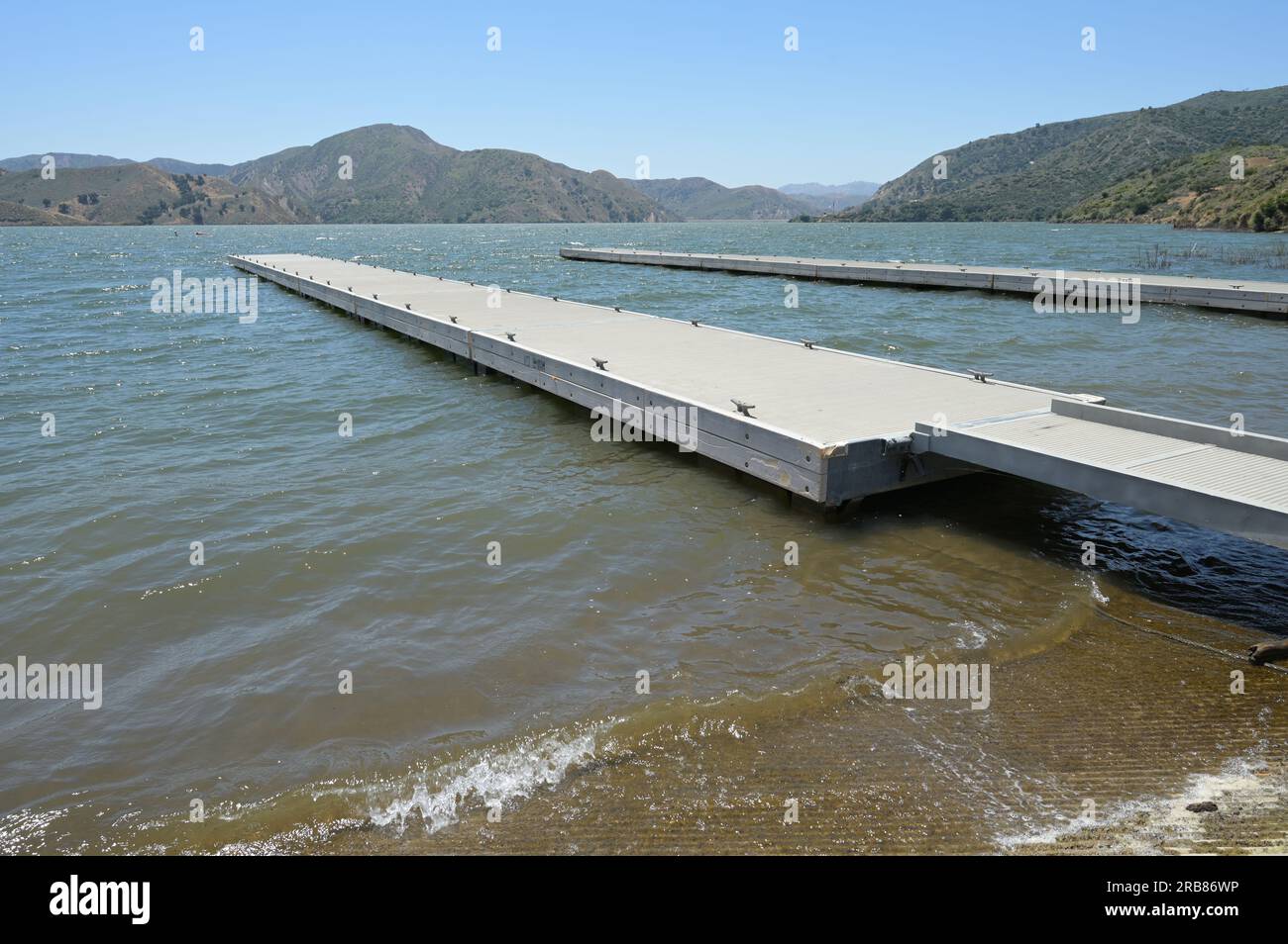 Molo per la nautica presso il lago Piru, situato nella Los Padres National Forest e nelle Topatopa Mountains della contea di Ventura, California. Foto Stock