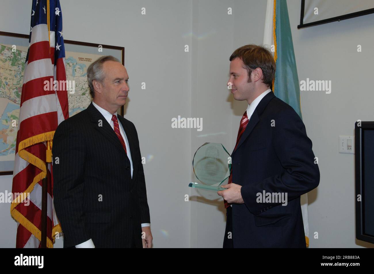 Segretario Dirk Kempthorne con l'onorario degli interni, Lucian Sikorskyj Foto Stock