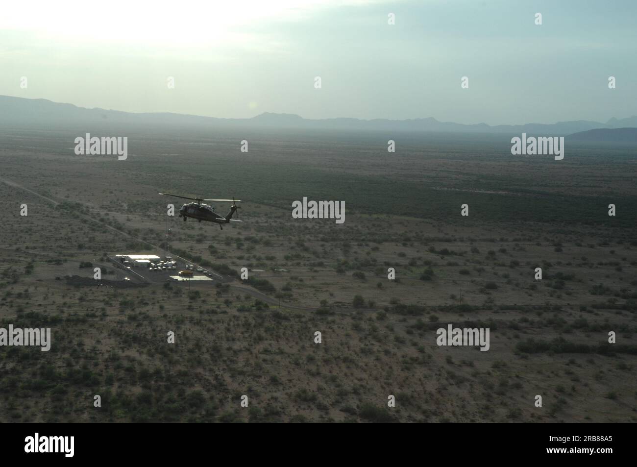 Visita del segretario Dirk Kempthorne alla contea di Pima, l'area di confine dell'Arizona con il Messico, dove si unì agli Stati Uniti Personale addetto alle dogane e alla protezione delle frontiere per riunioni, tour, voli, ispezioni Foto Stock