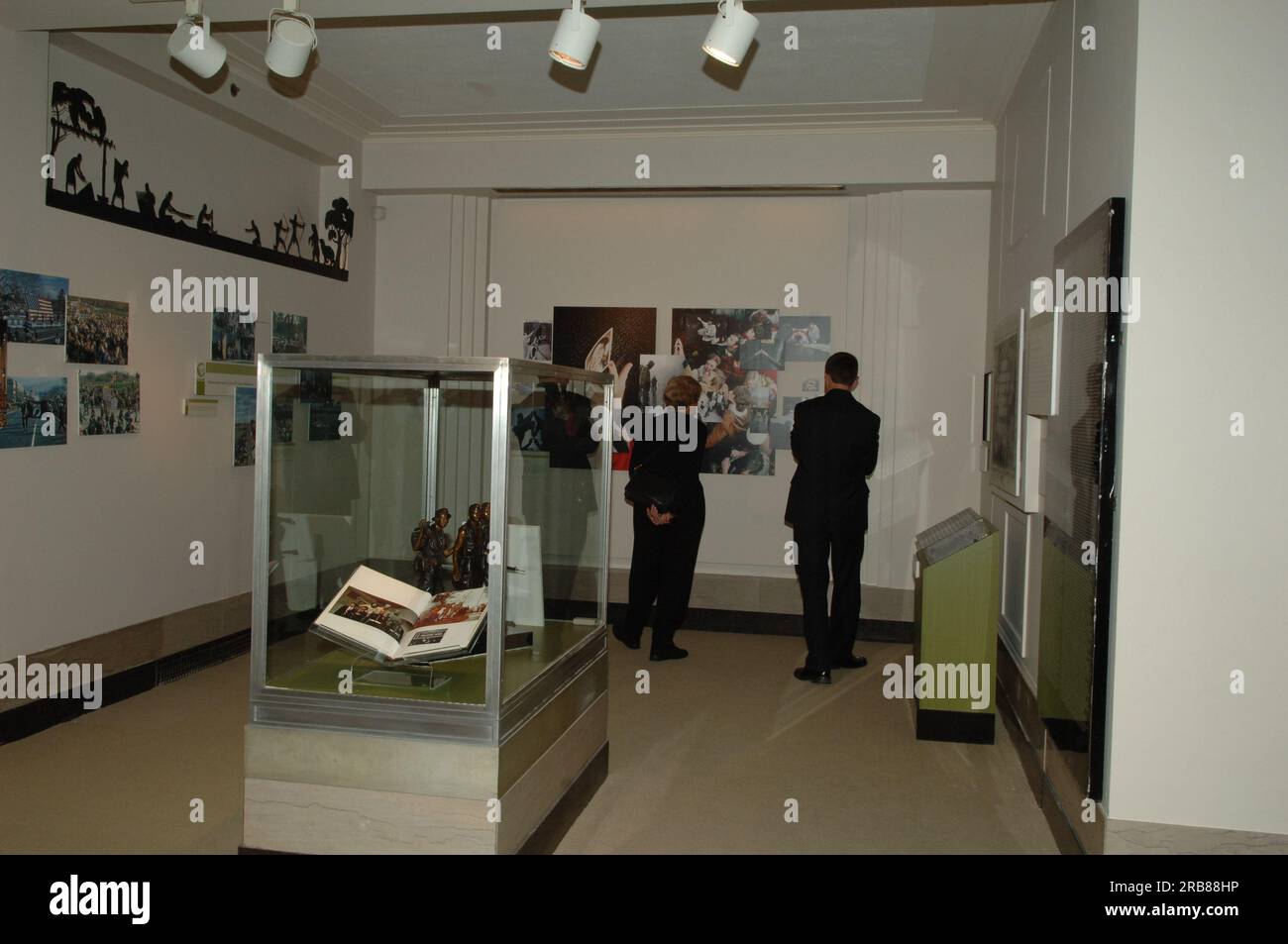 Ricevimento sponsorizzato dal Dipartimento dell'Università degli interni che segna l'apertura della mostra del Museo degli interni, "il Vietnam Veterans Memorial: America responds", con osservazioni di ospiti tra cui il fondatore del Vietnam Veterans Memorial Fund e il presidente Jan Scruggs Foto Stock