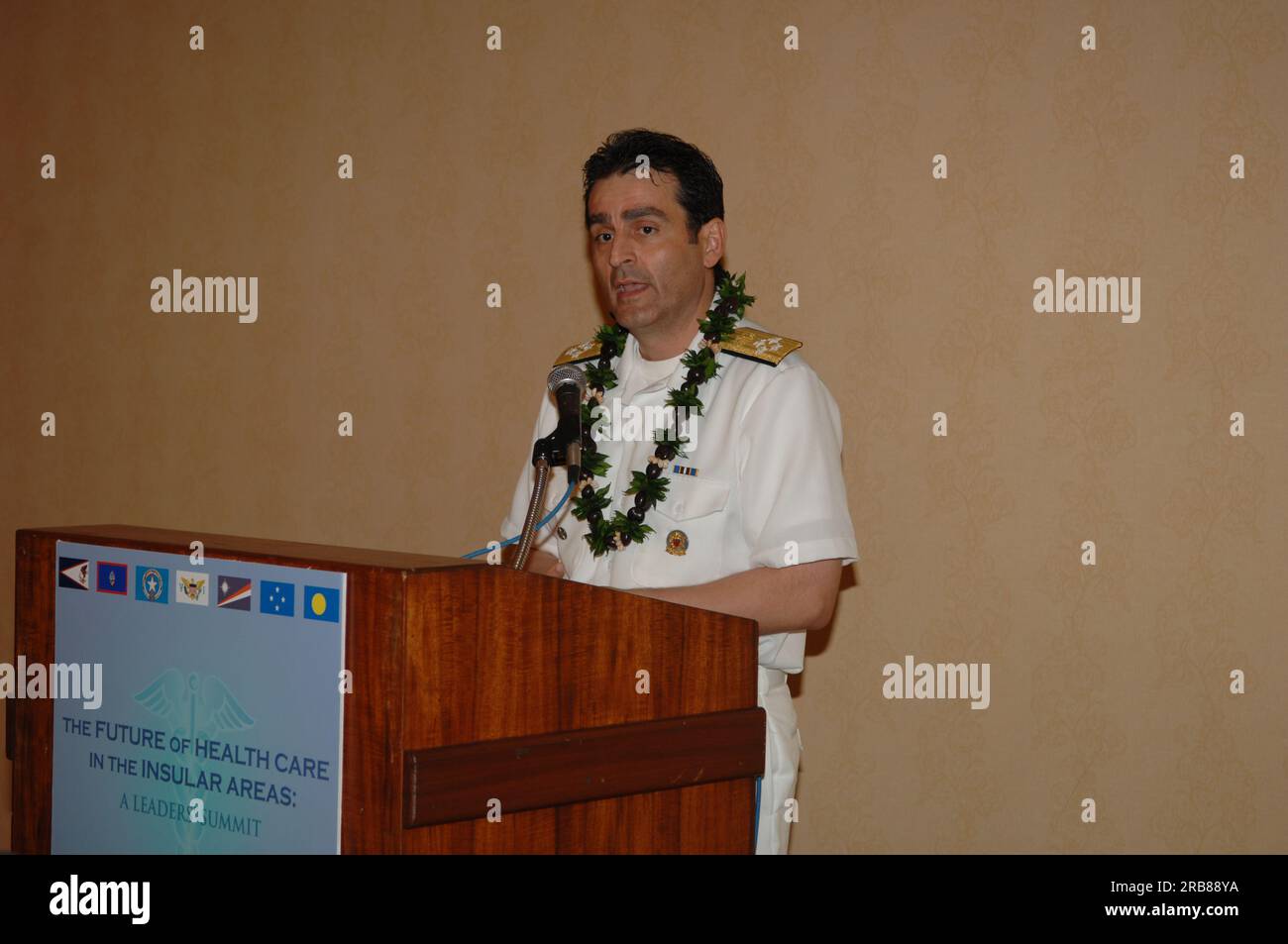 Assistenza sanitaria e servizi umani Assistente Segretario della salute Joxel Garcia che consegna a pranzo discorso durante il vertice della salute delle aree insulari ('il futuro dell'assistenza sanitaria nelle aree insulari: A Leaders Summit') al Marriott Hotel di Honolulu, Hawaii, dove Garcia si unì al Segretario degli interni Dirk Kempthorne, ad altri funzionari federali e leader dei territori degli Stati Uniti e degli stati liberamente associati per discutere strategie e iniziative per promuovere l'assistenza sanitaria in quelle comunità Foto Stock