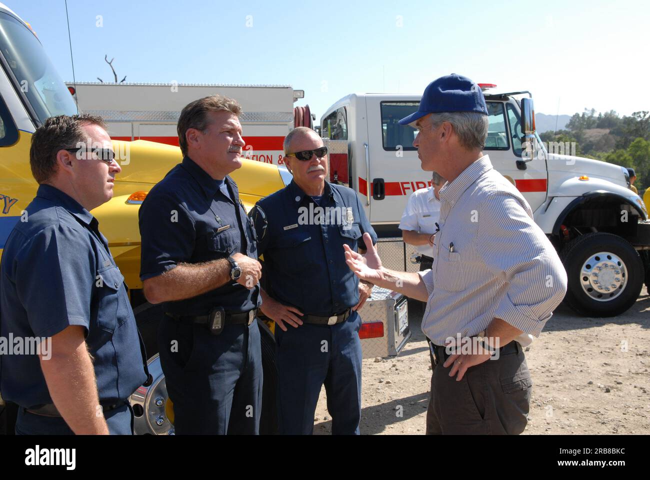 Visita del segretario Dirk Kempthorne alla Santa Monica Mountains National Recreation area, California, per l'ispezione dei progetti di riduzione degli incendi e per discussioni con il sovrintendente delle montagne di Santa Monica Woody Smeck e il suo staff, nonché con i vigili del fuoco e il personale del National Park Service, Los Angeles County Fire Department, E i vigili del fuoco della contea di Ventura Foto Stock
