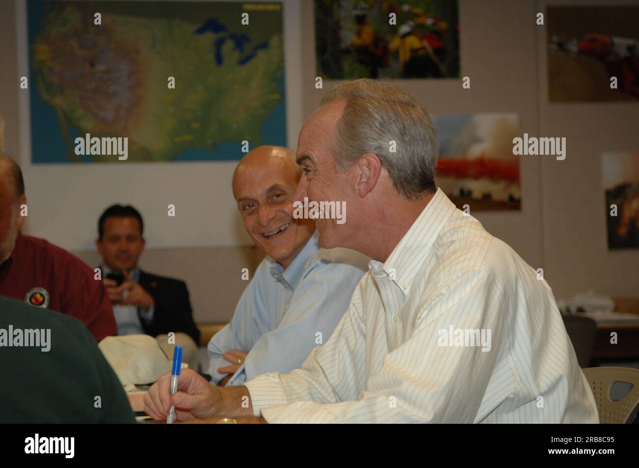 Visita del segretario Dirk Kempthorne al National Interagency Fire Center di Boise, Idaho, dove si è Unito al segretario per la sicurezza interna Michael Chertoff, al tenente governatore dell'Idaho Jim Risch e ad altri funzionari per riunioni, tour della struttura e dell'area circostante e conferenza stampa sui preparativi per la stagione degli incendi Foto Stock