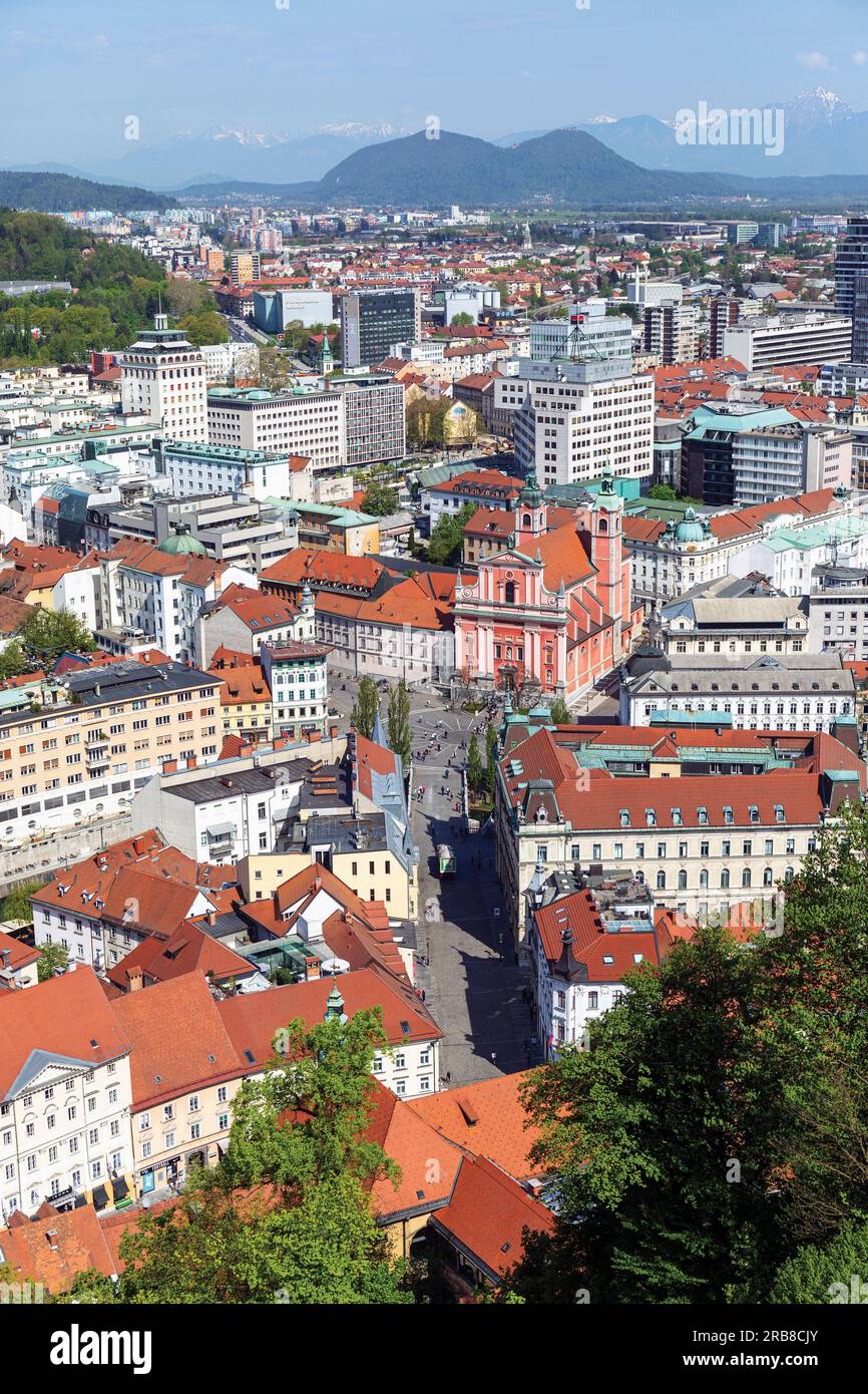 Lubiana, Slovenia. Vista generale dal castello a Presernov trg (o piazza) e la chiesa francescana barocca dell'Annunciazione. Foto Stock