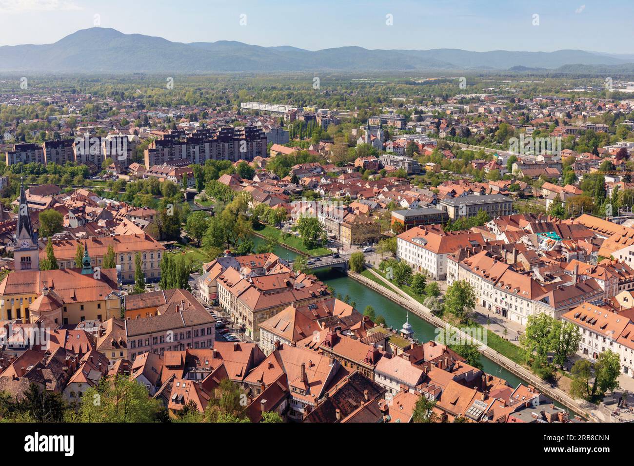 Lubiana, Slovenia. Vista panoramica del centro città e del fiume Ljubljanica verso i sobborghi esterni. Foto Stock