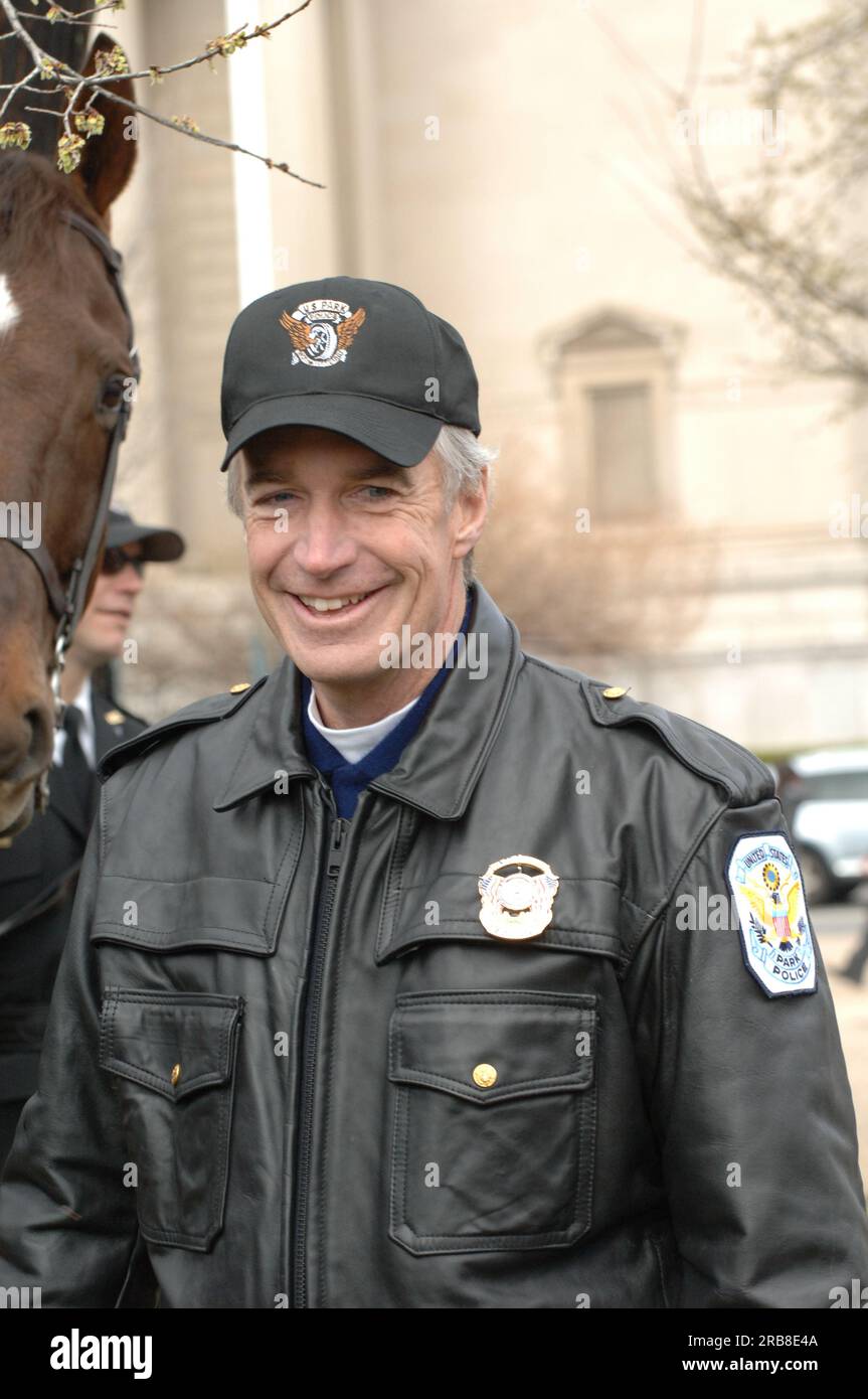 Segretario Dirk Kempthorne all'annuale St. Patrick's Day Parade lungo Constitution Avenue, Washington, D.C., dove ha partecipato negli Stati Uniti Processione dell'unità motociclistica della polizia di parcheggio Foto Stock