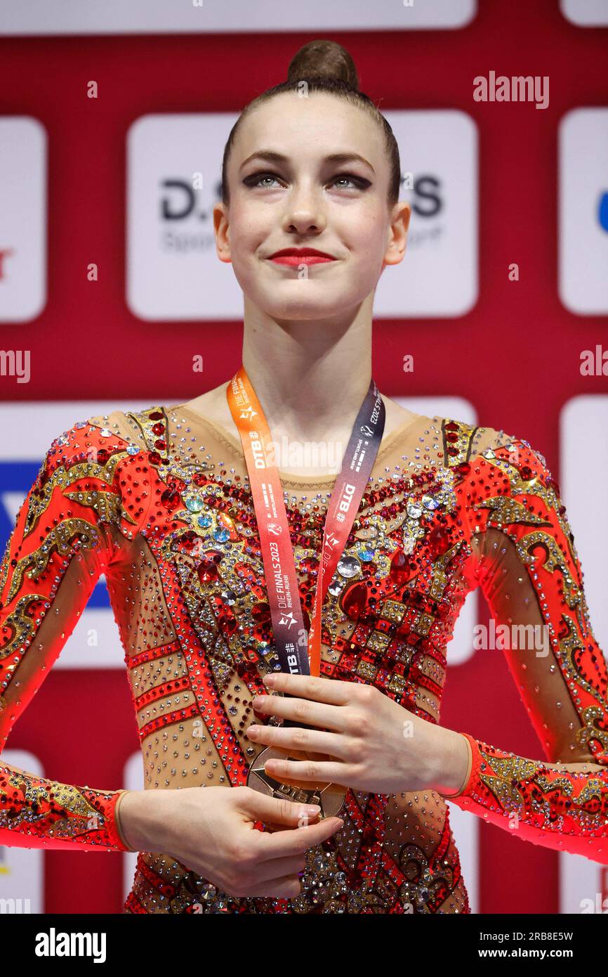 Die Finals 2023 Turnen, Rhythmische Sportgymnastik, Deutsche Meisterschaft finale Einzel AM 08.07.2023 im PSD-Bank-Dome in Düsseldorf Darja VARFOLOMEEV (TSV Schmieden ) triumphiert bei allen vier Gerätefinals. Foto: Norbert Schmidt, Düsseldorf Foto Stock