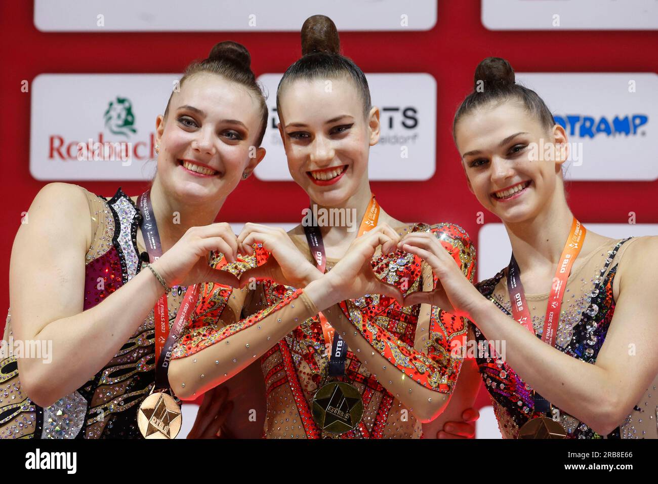 Die Finals 2023 Turnen, Rhythmische Sportgymnastik, Deutsche Meisterschaft finale Einzel AM 08.07.2023 im PSD-Bank-Dome in Düsseldorf die Gewinner des finale mit dem Band : 1.Darja Varfolomeev (TSV Schmiden)-Mitte-, 2.Margarita Kolosov (SC Potsdam)-li.- , 3.Melanie Dargel (TG Worms) re.-; Fot, Norbert: Düsseldorf Foto Stock