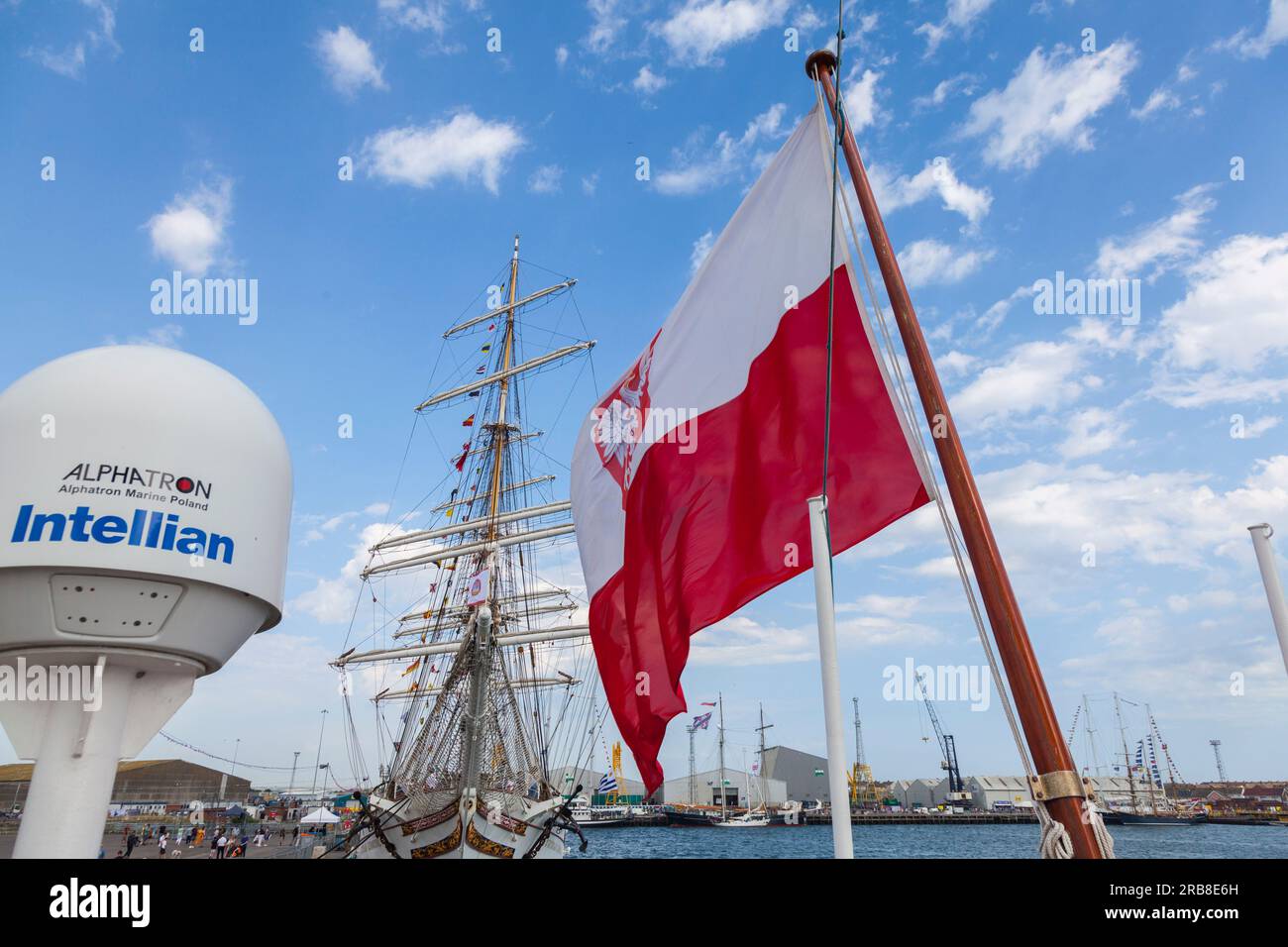 Hartlepool, Regno Unito. 8 luglio 2023. I visitatori attratti dal festival Tall Ships Race, dove possono vedere le navi ormeggiate nel porto prima della partenza per la tappa successiva della gara. David Dixon / Alamy Foto Stock