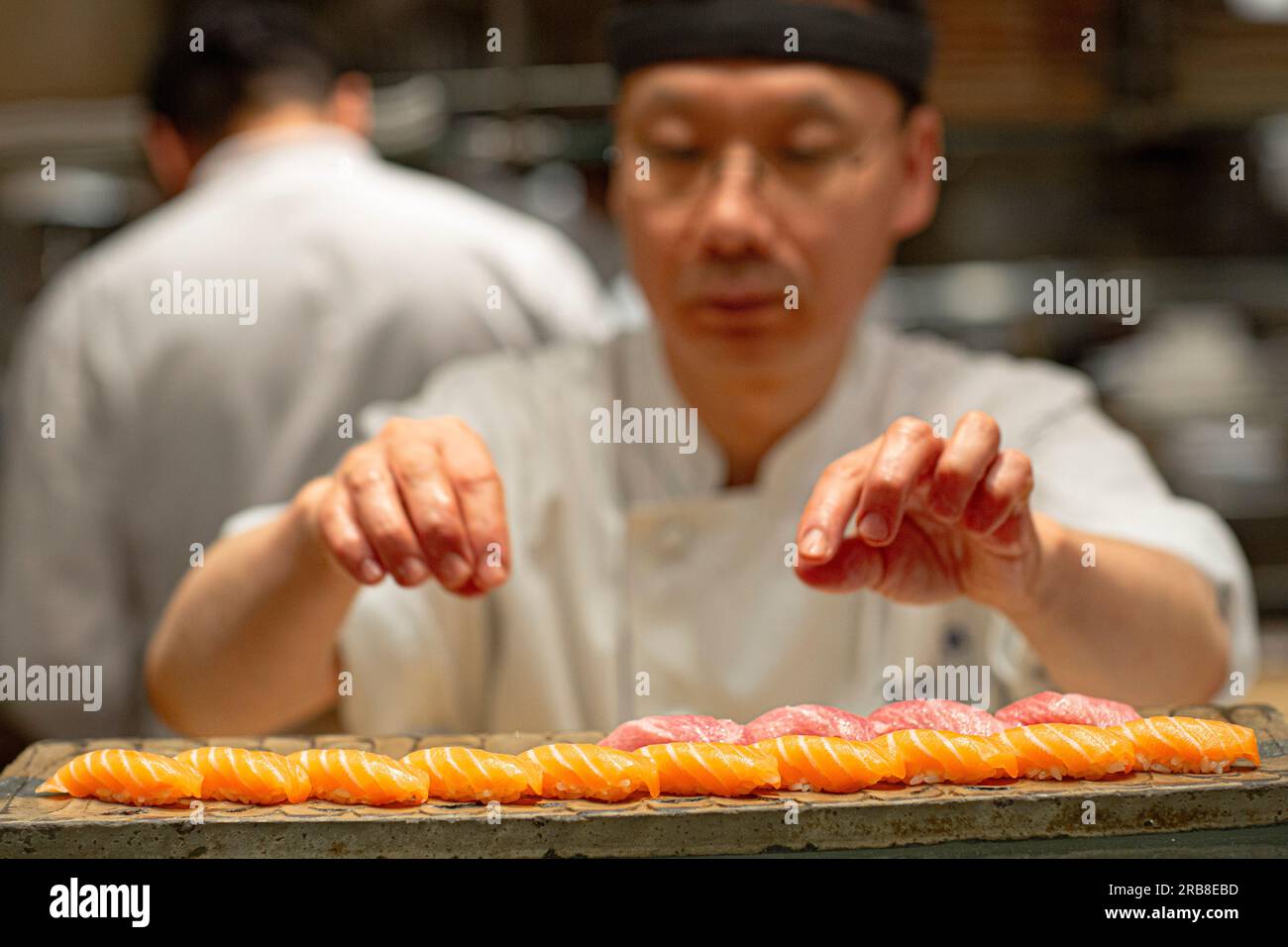 Chef sushi per preparare il sashimi al ristorante giapponese Foto Stock