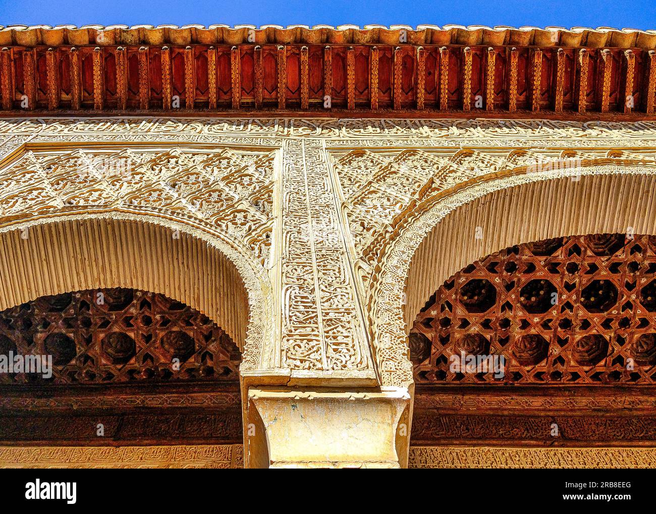 Architettura islamica nel complesso del castello e forte dell'Alhambra a Granada, Spagna Foto Stock