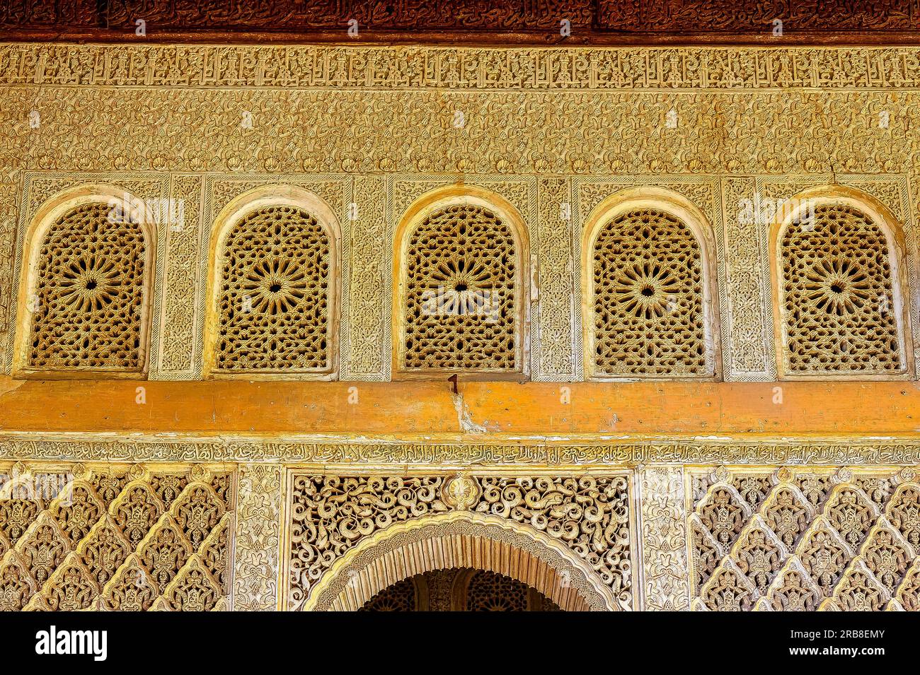 Architettura islamica nel complesso del castello e forte dell'Alhambra a Granada, Spagna Foto Stock