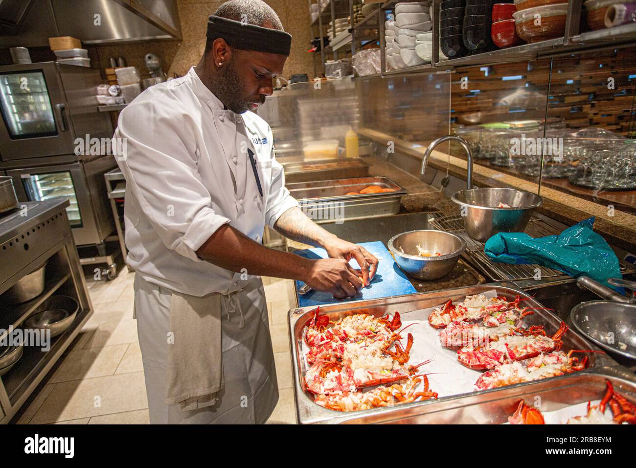 Lo chef prepara l'aragosta al ristorante Zuma, Knightsbridge, Londra, Inghilterra, Regno Unito Foto Stock
