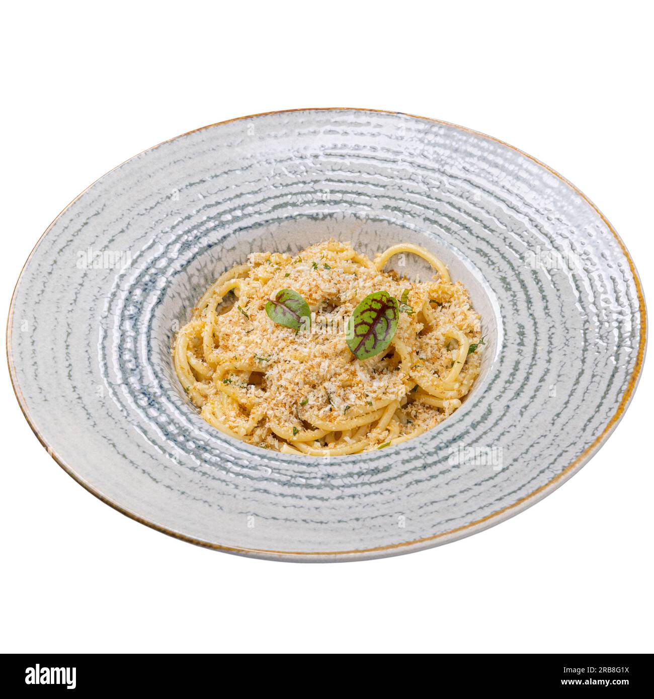 Spaghetti con pangrattato, peperoncini e parmigiano, menu di pasta del ristorante su sfondo bianco Foto Stock