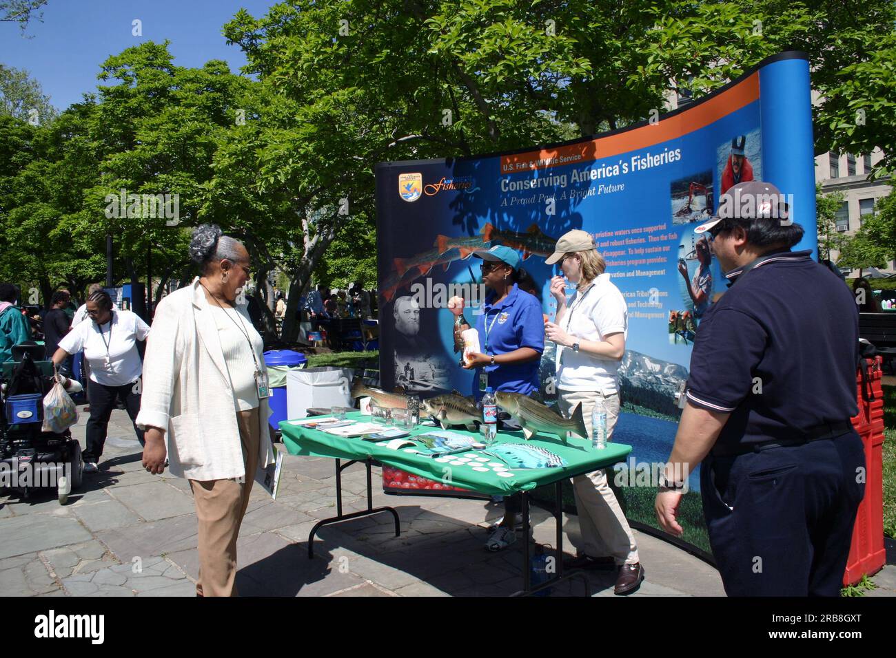Attività della giornata della Terra all'interno e nei dintorni del National Mall, tra cui il Department of the Interior e altre mostre di agenzie federali Foto Stock