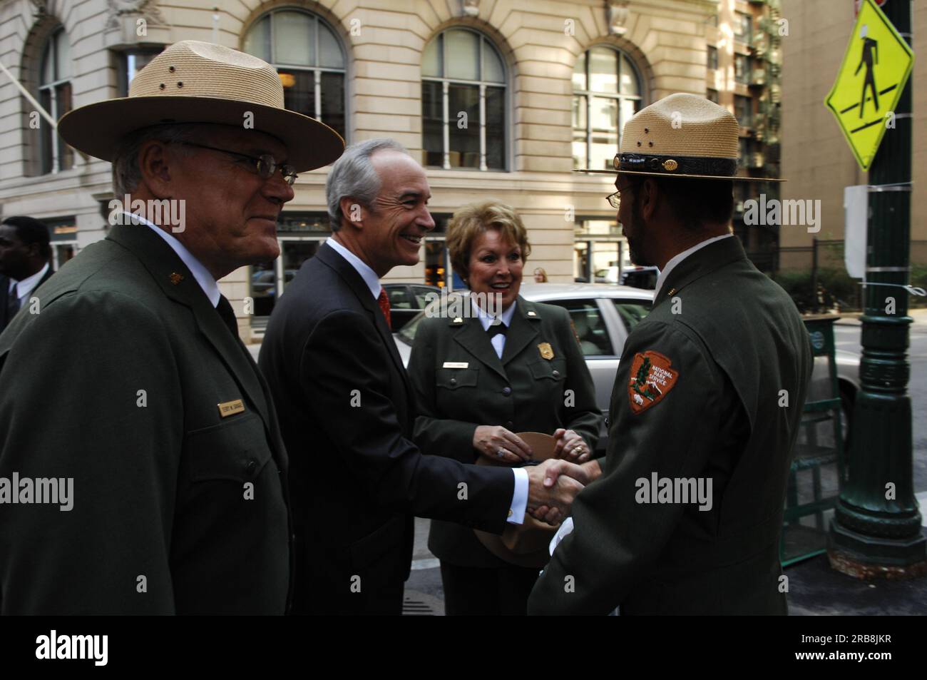 Visita del segretario Dirk Kempthorne alla Old State House di Boston, Massachusetts, dove è entrato a far parte del direttore del National Park Service Mary Bomar, del sovrintendente del Boston National Historical Park Terry Savage, del direttore esecutivo della Bostonian Society Brian LeMay, del capo dei servizi ambientali ed energetici di Boston James Hunt III, E altri funzionari all'evento che segna il completamento della fase iniziale del restauro della Old State House, compreso il restauro della famosa torre dell'edificio. Il lavoro di conservazione rappresenta il primo progetto di costruzione completato del Centennial Init del National Park Service Foto Stock