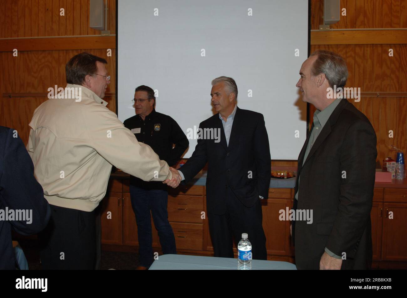 Cerimonia innovativa per un nuovo centro visitatori presso la Red Rock Canyon National Conservation area, Nevada, E l'annuncio di nuovi finanziamenti per 49 progetti nell'ambito del round 8 del Southern Nevada Public Land Management Act, con il segretario Dirk Kempthorne che si unì ai senatori del Nevada Harry Reid e John Ensign, i rappresentanti del Nevada Shelley Berkley e Jon Porter, e altri funzionari federali, statali e della National Landscape Conservation Foundation Foto Stock
