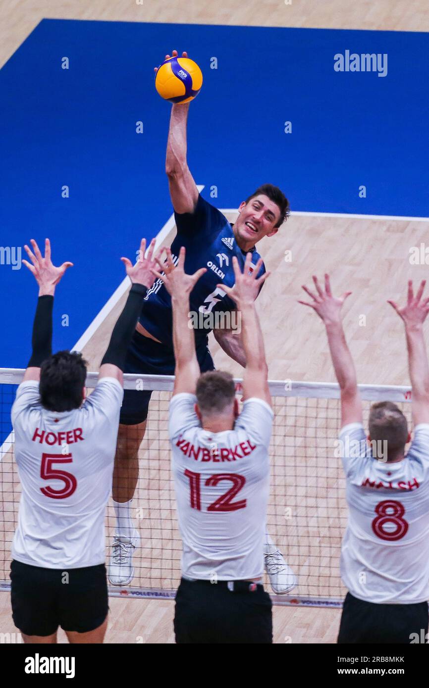 Pasay City, Filippine. 8 luglio 2023. Lukasz Kaczmarek (top) della Polonia compete durante la partita del Pool 6 tra Polonia e Canada alla Men's Volleyball Nations League a Pasay City, nelle Filippine, 8 luglio 2023. Crediti: Rouelle Umali/Xinhua/Alamy Live News Foto Stock