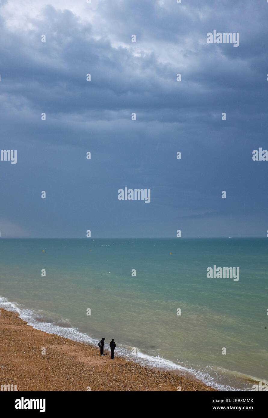 Brighton Regno Unito 8 luglio 2023 - la spiaggia di Brighton è quasi vuota mentre i visitatori guardano le tempeste di tuoni che attraversano parti del Regno Unito oggi : Credit Simon Dack / Alamy Live News Foto Stock