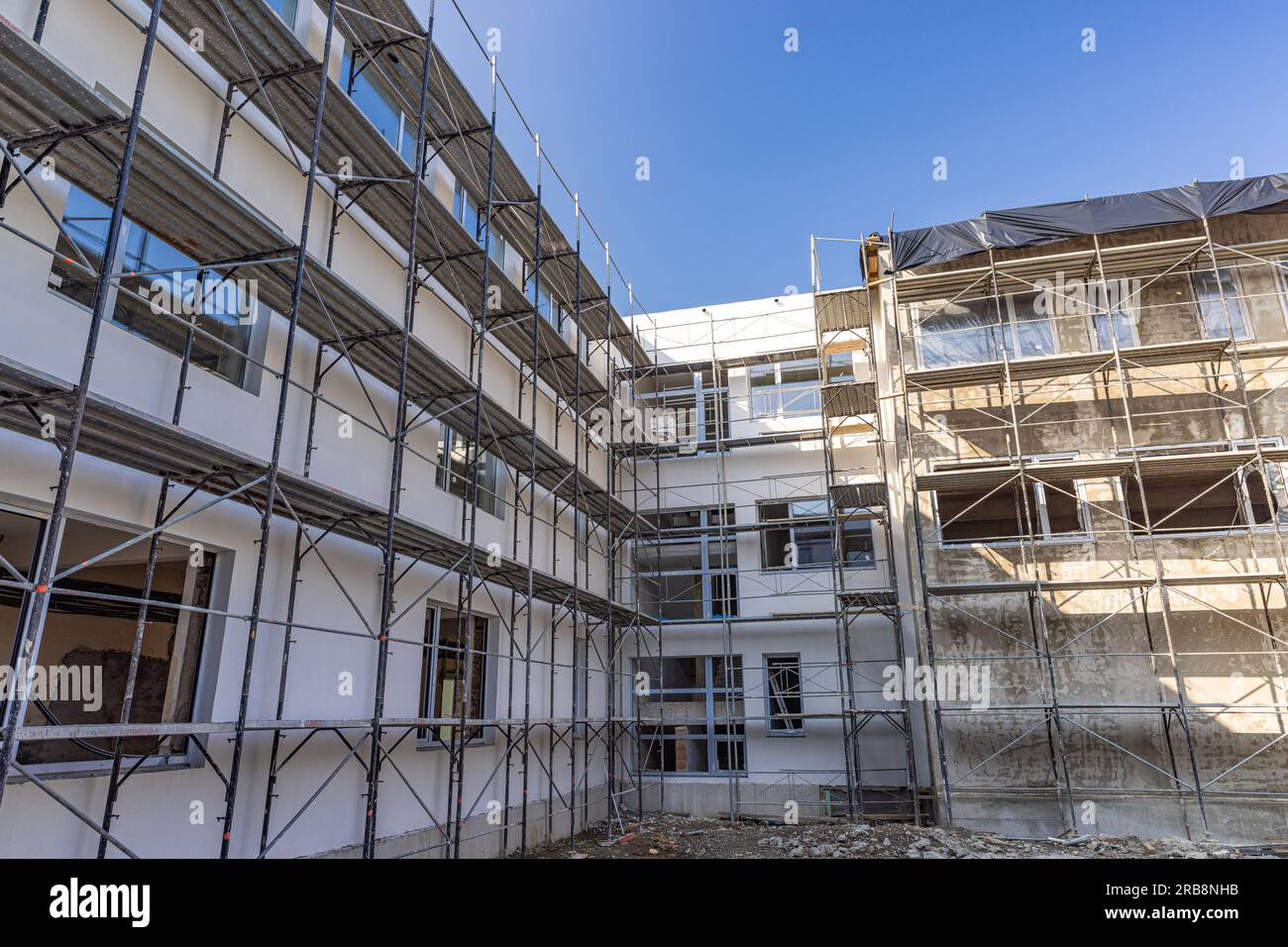 Edificio in costruzione con ponteggi. Frammento di edificio per ponteggi Foto Stock