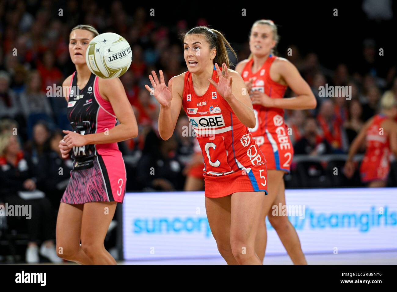 8 luglio 2023; John Cain Arena, Melbourne, Victoria, Australia: Suncorp Super Netball, Grand Final , Adelaide Thunderbirds contro NSW Swifts; Maddy orgogliosa del NSW Swifts passa la palla Foto Stock