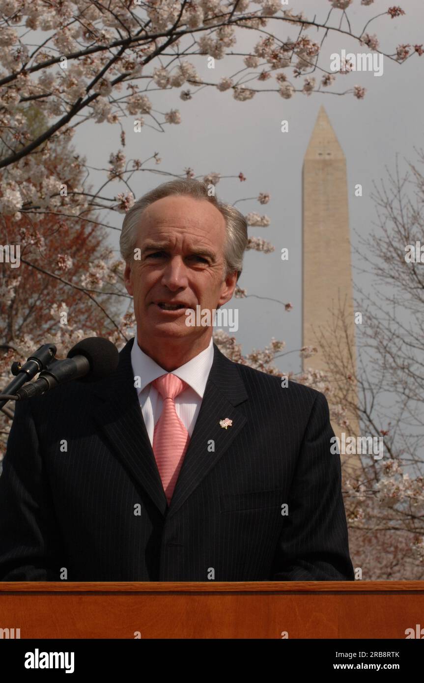 Visita del segretario Dirk Kempthorne a Washington, D.C.'s Tidal Basin e nell'area circostante, dove si è Unito al direttore del National Park Service Mary Bomar, al National Mall and Memorial Parks Superintendent Peggy o'Dell e al National Cherry Blossom Festival, Inc La presidente Diana Mayhew ha annunciato una conferenza stampa sui nuovi e migliori servizi per i visitatori del National Mall in tempo per il Cherry Bloossom Festival 2008. Il segretario ha anche parlato con il personale del National Park Service, Stati Uniti Il personale della polizia del parco e i visitatori intorno al Tidal Basin e al National Mall. Foto Stock