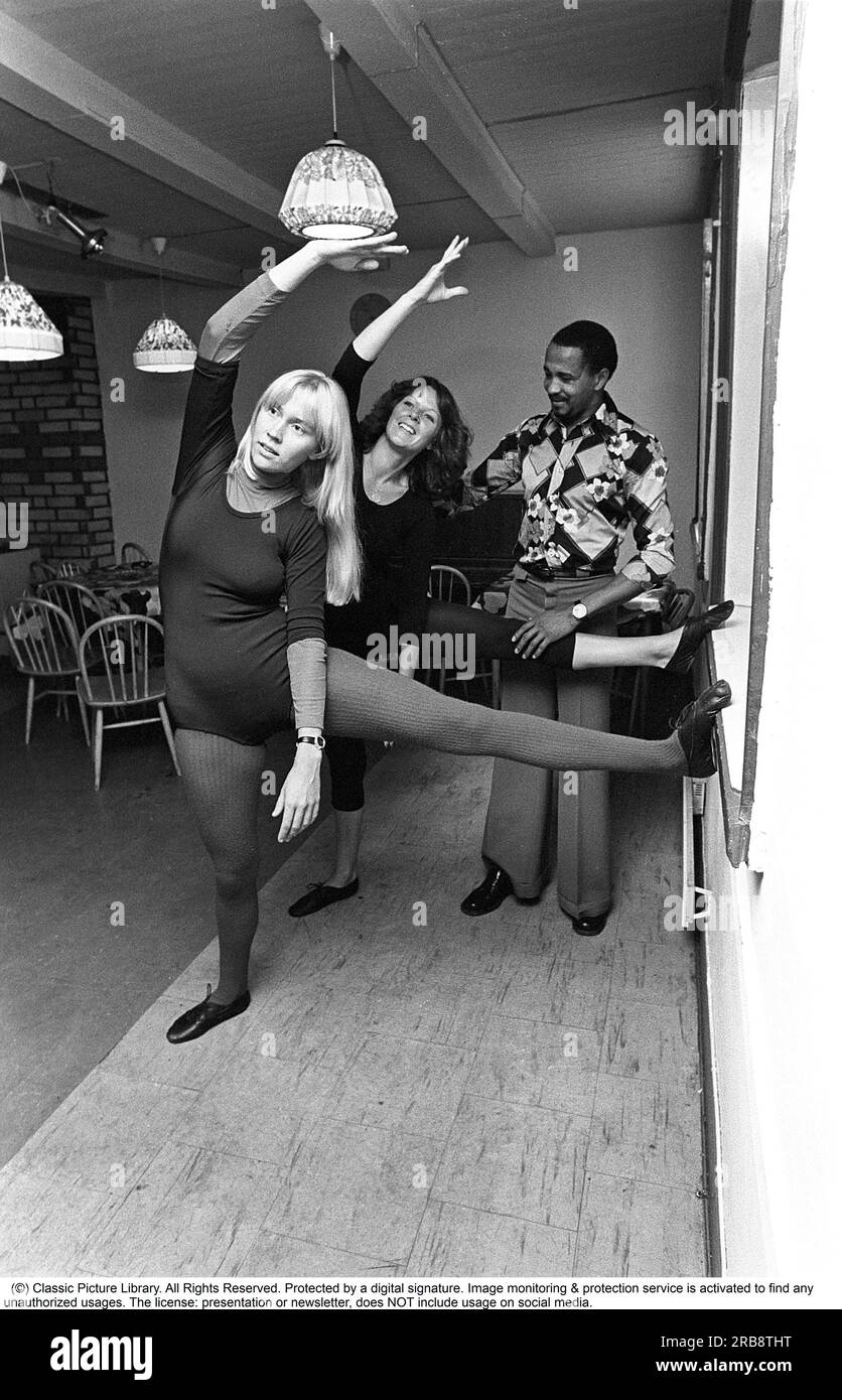Il gruppo pop ABBA. Le sue due membri femminili anni-Frid Lyngstad e Agnetha Fältskog si allenano e si allenano in preparazione del prossimo tour del parco folcloristico nel 1975. Il coreografo Graham Tainton guida gli esercizi. Era un coreografo per Abba. 1975 Foto Stock