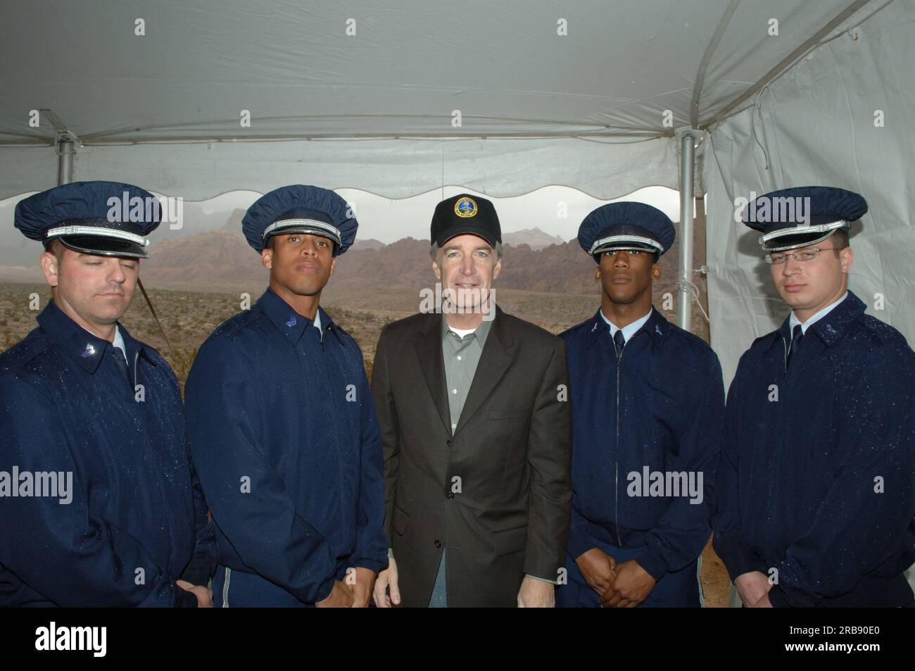 Cerimonia innovativa per un nuovo centro visitatori presso la Red Rock Canyon National Conservation area, Nevada, E l'annuncio di nuovi finanziamenti per 49 progetti nell'ambito del round 8 del Southern Nevada Public Land Management Act, con il segretario Dirk Kempthorne che si unì ai senatori del Nevada Harry Reid e John Ensign, i rappresentanti del Nevada Shelley Berkley e Jon Porter, e altri funzionari federali, statali e della National Landscape Conservation Foundation Foto Stock