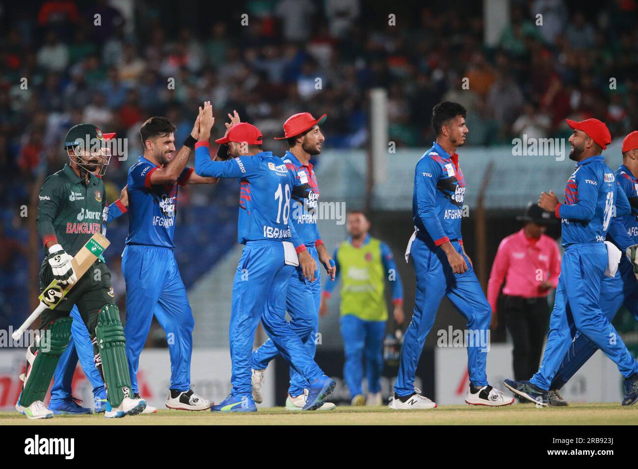 Il lanciatore afghano Fazalhaq Farooqi festeggia dopo che Litton Das si è mosso durante il secondo incontro internazionale del Bangladesh-Afghanistan One Day (ODI) Foto Stock