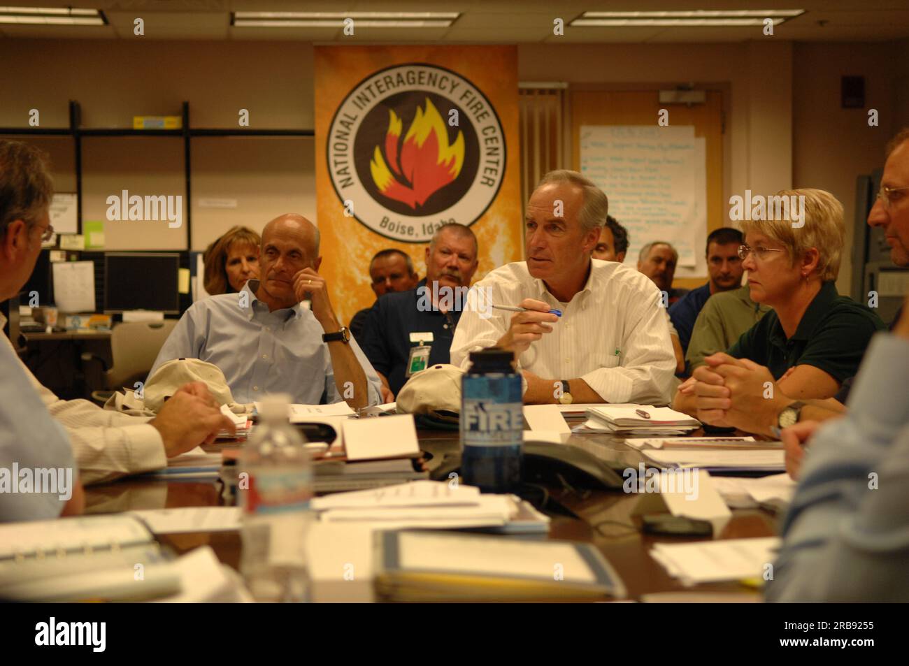 Visita del segretario Dirk Kempthorne al National Interagency Fire Center di Boise, Idaho, dove si è Unito al segretario per la sicurezza interna Michael Chertoff, al tenente governatore dell'Idaho Jim Risch e ad altri funzionari per riunioni, tour della struttura e dell'area circostante e conferenza stampa sui preparativi per la stagione degli incendi Foto Stock