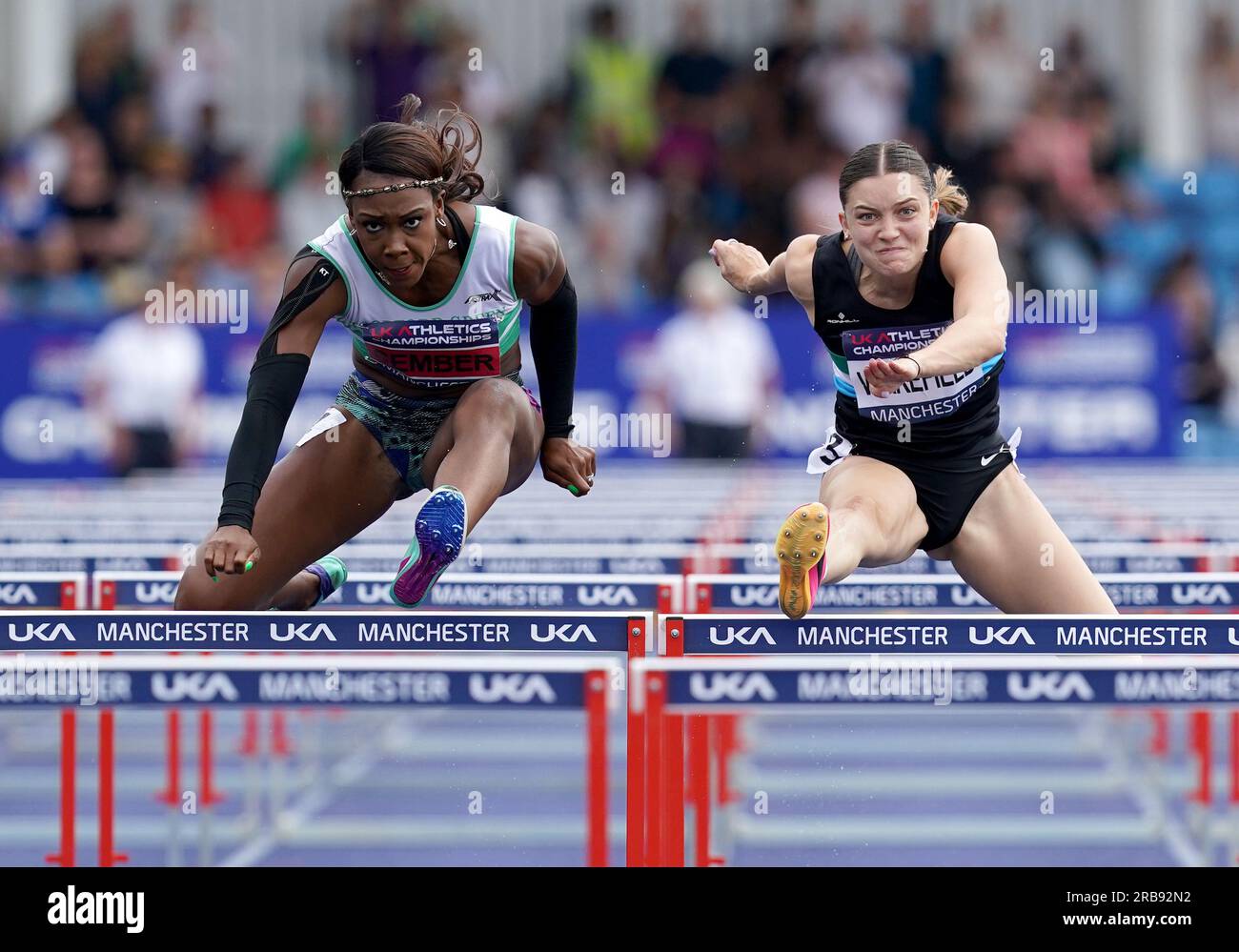 Cindy Sember (a sinistra) e Isabel Wakefield nelle 100m hurdles femminili durante il primo giorno dei Campionati di atletica leggera del Regno Unito e dei World Trials alla Manchester Regional Arena. Data foto: Sabato 8 luglio 2023. Foto Stock