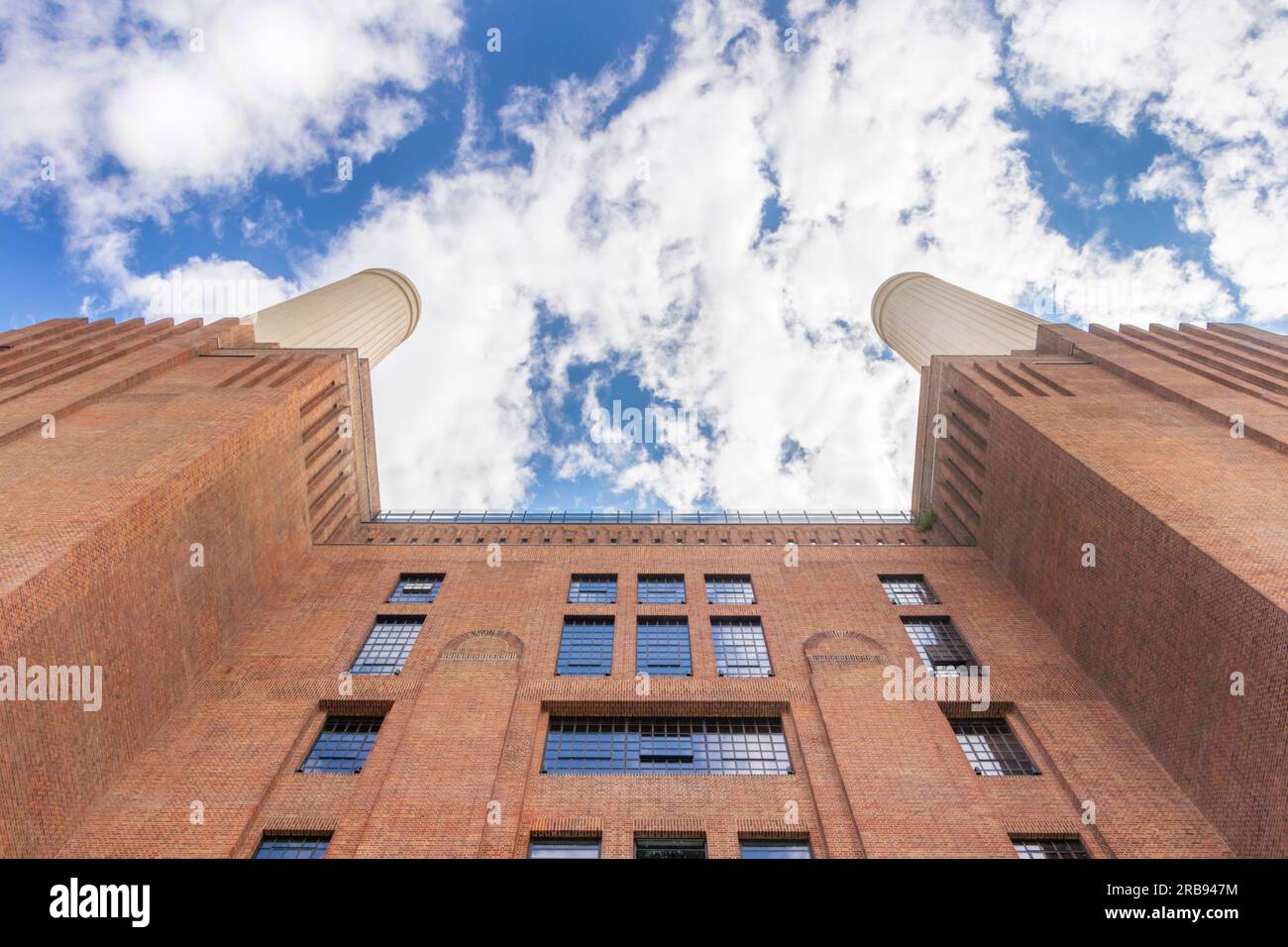 guardando verso l'alto l'edificio in mattoni rossi e i camini, ex centrale elettrica di battersea convertita in un centro commerciale di lusso e attrazione turistica di londra, regno unito Foto Stock