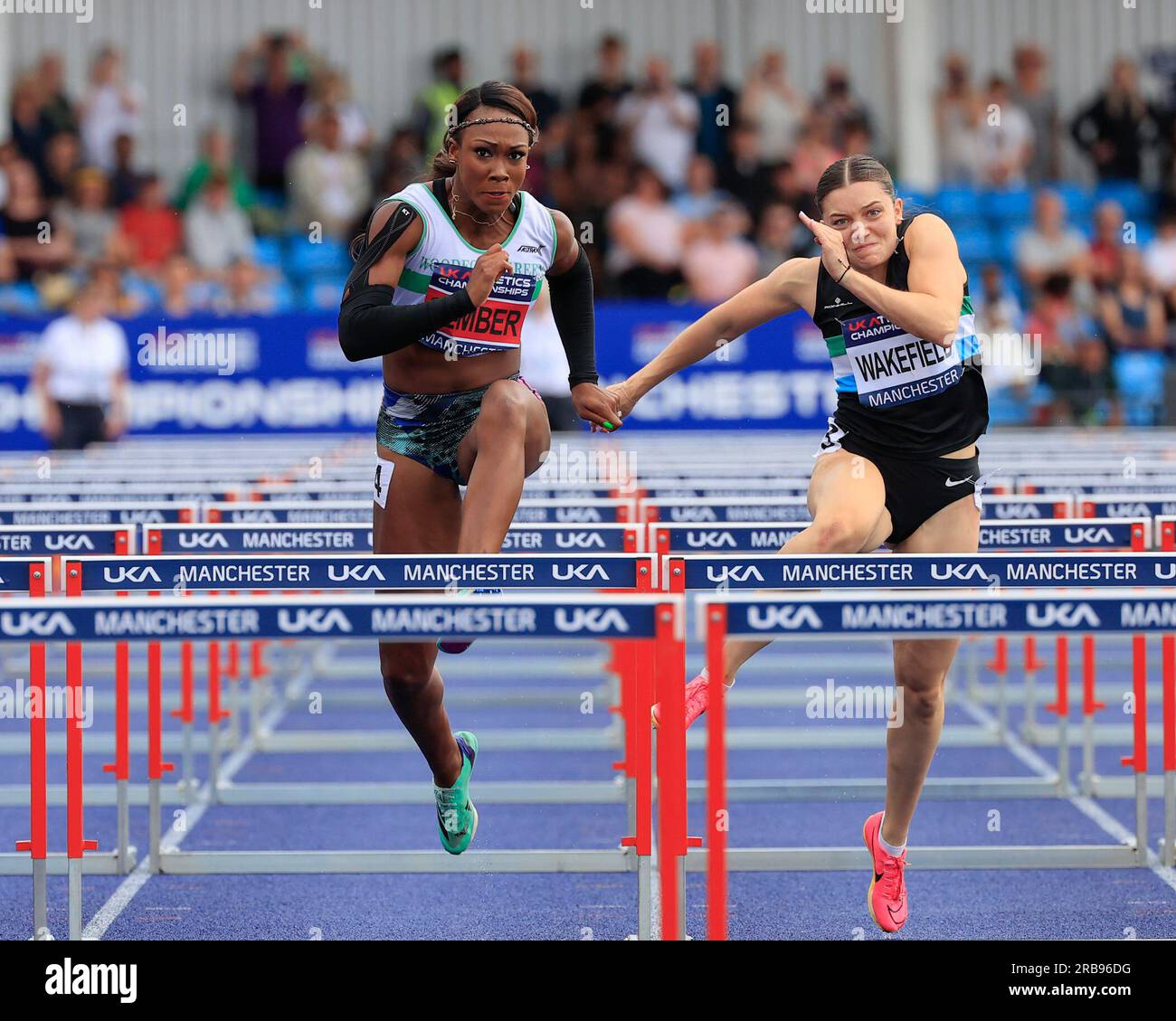 Manchester, Regno Unito. 8 luglio 2023. Cindy Semberon vince i 100 m ostacoli femminili con Isabel Wakefield al secondo posto durante i Campionati di atletica leggera del Regno Unito alla Manchester Regional Arena, Manchester, Regno Unito, 8 luglio 2023. (Foto di Conor Molloy/News Images) a Manchester, Regno Unito il 7/8/2023. (Foto di Conor Molloy/News Images/Sipa USA) credito: SIPA USA/Alamy Live News Foto Stock