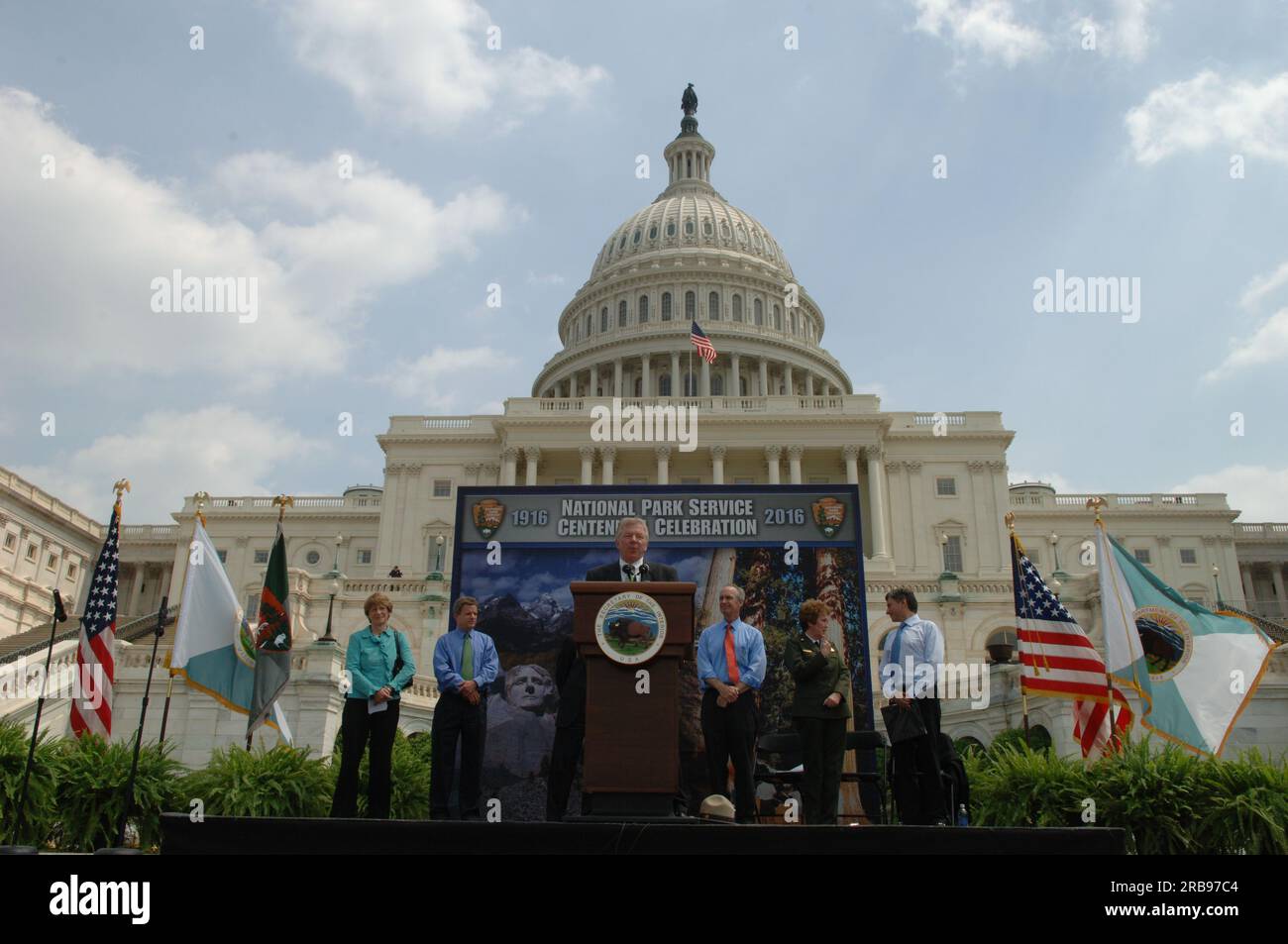 Conferenza stampa, sui passi degli Stati Uniti Capitol, annunciando l'elenco finale dei progetti del National Park Centennial Challenge da finanziare nel 2008. Il segretario Dirk Kempthorne è entrato a far parte del direttore del National Park Service Mary Bomar, assistente segretario per Fish and Wildlife and Parks R. Lyle Laverty Jr., senatori del Colorado Wayne Allard e Ken Salazar, membri del Congresso di Washington Norman Dicks e Brian Baird, membro del Congresso della Virginia Occidentale Nick Rahall, membro del Congresso del Kansas Todd Tiahrt, membro dello Utah Rob Bishop, National Capital Parks-East Superintendent Gayle Hazelwood del National Park Service e National Park Foto Stock